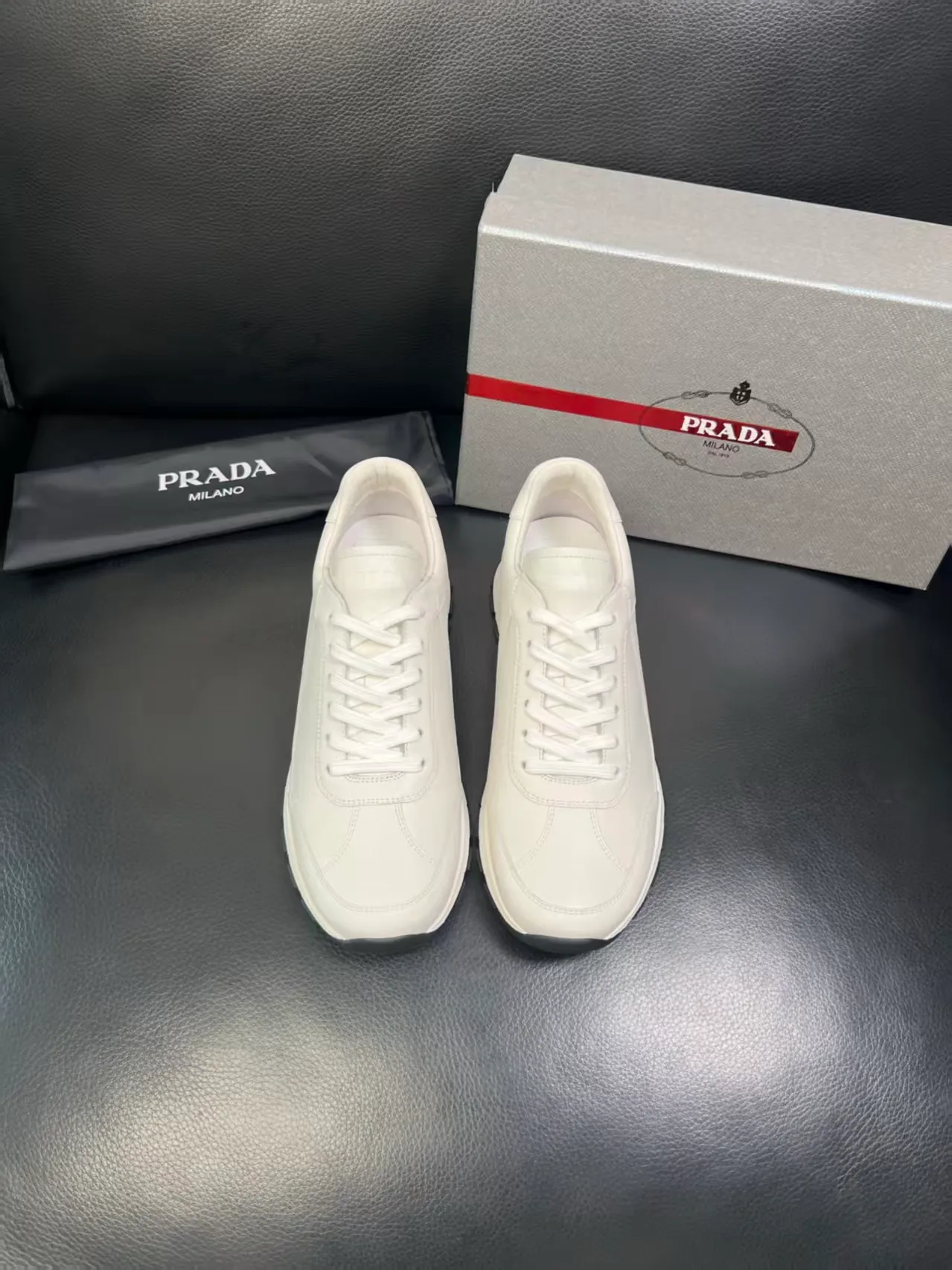 P440 38-45 Prada Prada’s new men’s leather sneakers, the highest version on the market, any comparison is welcome🆚! The original leather has excellent texture and is super high-end! Fetal sheep net lining imported from Italy, removable pad! Luxurious materials and fine workmanship, highly recommended! No. 058